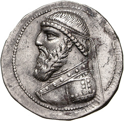 PLATE IV. The obverse of Mithradates II’s silver tetradrachm. Type: S(ellwood) 24.2/SNP (Sylloge Nummorum Parthicorum) 2, 58 – Type Ib/1b.δ Staatliche Museen zu Berlin, Münzkabinett nr. 18203098. Photograph by Dirk Sonnenwald, licensed under CC BY-NC-SA 4.0.