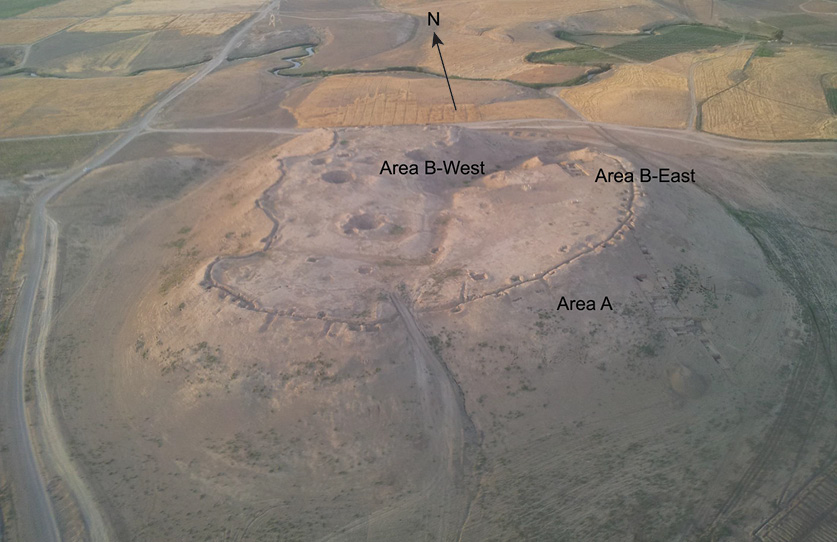 Figure 1. Aerial view of Qasr Shemamok (Qaṣr Šemāmok) with areas of excavation (© MAFQS).